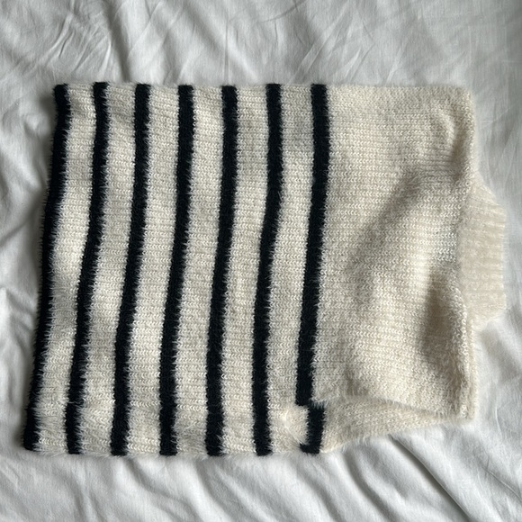 Old Navy sleeveless furry sweater. Small. White with black stripes - Picture 4 of 4